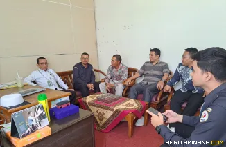 Anggota Bawaslu Kabupaten Pesisir Selatan mendatangi Kantor Kementerian Agama (Kemenag) Kabupaten Pesisir Selatan, pada Senin (21/7/2025). Foto: Bawaslu Pessel