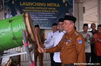 pemukulan beduk oleh Wakil Wali Kota Payakumbuh Elzadaswarman, di Masjid Agung Istiqomah, Kelurahan Bulakan Balai Kandi, Selasa (15/07/2025).