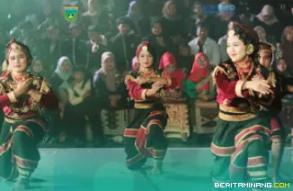 Suasana penutupan, Ahad (27/7/2025) malam, pengunjung disuguhkan berbagai pertunjukan seni yang memukau pada Festival Pamenan Minangkabau di PDIKM Padang Panjang. Foto:Kominfo Padang Panjang