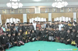 Wakil Gubernur Sumbar, Vasko Ruseimy St. Nagari Sati dan pengurus IPSI Sumbar foto bersama usai dilantik oleh Wakil Ketua Umum PB IPSI, Dr. Djayeng Tirto Soedarsono di Auditorium Gubernuran Sumbar, Kamis (3/7/2025). Foto: Adpim Sumbar