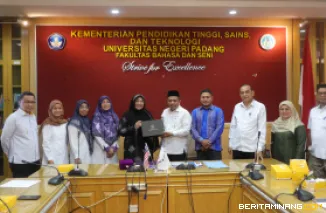 Pimpinan FBS Universitas Negeri Padang dan Universiti Malaysia Trengganu melakukan penandatanganan Naskah Kerja Sama di Ruang Sidang FBS Kampus UNP Air Tawar Padang pada Selasa (8/7).