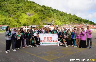 Pegawai Dinas Komunikasi dan Informatika (Kominfo) ketka jalani pemeriksaan kebugaran jasmani yang dilaksanakan UPTD Puskesmas Bukit Surungan (Busur) di Lapangan Khatib Sulaiman Bancalaweh, Kamis (10/7/2025). Foto: Kominfo Padang Panjang