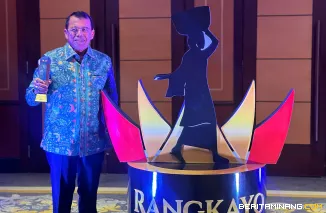 Senior Eksekutif (SE) Universitas Negeri Padang (UNP), Prof. H. Ganefri, Ph.D memperlihatkan  penghargaan Minang Awards dari Perkumpulan Rang Kayo Basa Indonesia, Sabtu 19 Juli 2025 di Ballroom Hotel Jakarta. Foto: Humas UNP