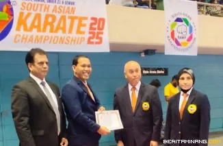 Dosen Fakultas Ilmu Keolahragaan (FIK) Universitas Negeri Padang (UNP), Septri, S.Si., M.Pd., ketika menerima sertifikat lulus menjadi wasit Asian Karate-do Federation (AKF) di Colombo, Sri Lanka. Foto: Humas UNP