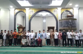 Kegiatan Subuh Mubarak Universitas Negeri Padang bertempat di Masjid Raya Al-Azhar, Air Tawar Padang pada Jumat (18/7) pagi ini. Foto ET.