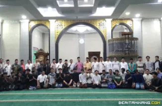 Kegiatan Subuh Mubarak Universitas Negeri Padang bertempat di Masjid Raya Al-Azhar, Air Tawar Padang pada Jumat (4/7) pagi ini. Foto ET.