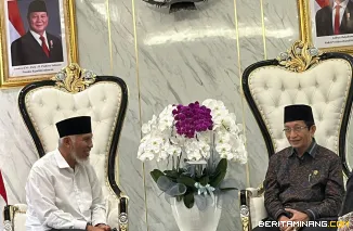Gubernur Sumatera Barat, Mahyeldi Ansharullah ketika bertemu dengan Menteri Agama, Prof. Dr. KH. Nasaruddin Umar, pada Kamis (17/7/2025) di Kementrian Agama Jakarta. Foto: Adpim Sumbar