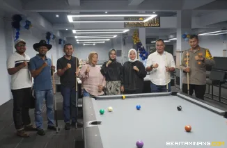 Wakil Wali Kota Padang Panjang, Allex Saputra,  ketika meresmikan Absolute Billiard di Lantai II Swalayan AB Mart, Sabtu (19/7/2025). Foto: Kominfo Padang Panjang