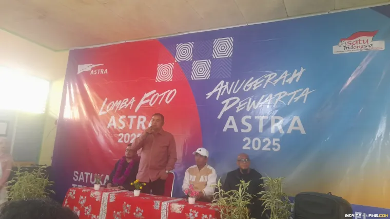 Rananggana Rayidhea (kanan), Kasri Sastra (berdiri) dan Yasrul Kepala Jorong Tabek, ketika acara pembukaan roadshow Lomba Foto Astra dan Anugerah Pewarta Astra 2025.