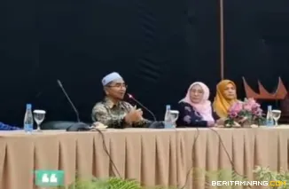 Plt. Kadis Kesehatan Kota Bukittinggi saat menutup kegiatan Bimtek pendampingan regulasi pelayanan kefarmasian tahun 2025  di hotel grand royal Denai,kamis, (21/08).  Foto : Doo dinkesbkt