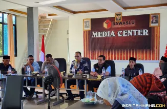 Kordinator Divisi Penanganan Pelanggaran, Data dan Informasi Bawaslu Sumatera Barat, Vifner, Senin (4/8) pada acara Rapat Kordinasi pengelolaan dan pelayanan data dan Informasi di Bawaslu Pessel. Foto: Bawaslu Pessel