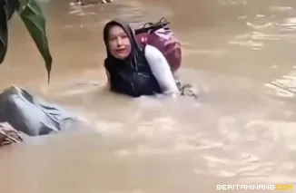Dona Lubis (46) dari Pasaman, Sumatera Barat, viral di media sosial saat seberangi sungai. Foto: Adpim Sumbar