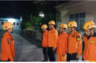 Persiapan personel Basarnas Limapuluh Kota ketika akan melakukan pencarian rombongan mahasiswa KKN Unand & perangkat desa tersesat dalam hutan di Kabupaten Lima Puluh Kota. Foto: Dok. Pos SAR Lima Puluh Kota