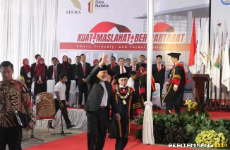 Gubernur Mahyeldi saat memberikan orasi ilmiah pada Sidang Penerimaan Mahasiswa Baru ITERA, yang berlangsung di Plantaran Laboratorium Teknik OZT, Kampus ITERA di Lampung, Senin (11/8/2025). Foto:Adpim Sumbar