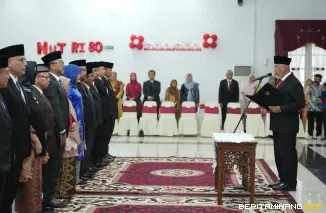 Gubernur Sumatera Barat, Mahyeldi Ansharullah ketika melantik 14 Pejabat Pimpinan Tinggi Pratama di lingkungan Pemerintah Provinsi Sumbar di Auditorium Gubernuran Sumbar, Sabtu (23/8/2025). Foto: Adpim Sumbar