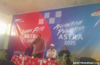 Ketua KBA Talang Babungo, Kasri Sastra, ketik berbicara di depan peserta roadshow Lomba Foto Astra dan Anugerah Pewarta Astra 2025, Minggu (3/8/2025)di MIS Mualimmin, Jorong Tabek, Talang Babungo. Foto: Rokcalva/BeritaMinang