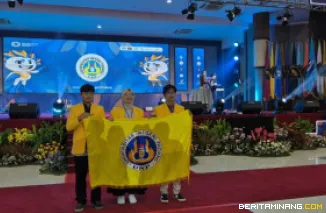 Tim Mahasiswa Program Studi D3 Statistika Universitas Negeri Padang di ajang finalis Olimpiade Vokasi Indonesia (OLIVIA) X 2025 bertempat di Universitas Brawijaya, Malang. Foto: Humas UNP