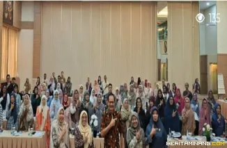 Plt Kadis Kesehatan Kota Bukittinggi bersama peserta Bimtek  Penilaian mandiri CPPOB bagi pelaku usaha industri  rumah tangga pangan, di hotel Grand Royal Denai, Kamis, ( 14/08). Foto : Dok Diskominfobkt
