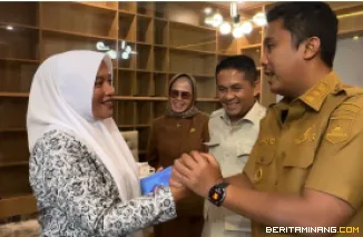 Wakil Gubernur Sumbar, Vasko Ruseimy didampingi Kepala Dinas Kesehatan Sumbar, Lila Yanwar saat menerima kunjungan khusus Bidan Dona di ruang kerjanya, Selasa (5/8/2025). Foto: Adpim Sumbar