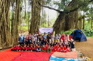 Wali Nagari dan Pemuda foto bersama peserta outbond beringin bagian mendukung program sustainable development goal (SDGS) bidang 4 yakni peningkatan kualitas Pendidikan. Foto: Dok.
