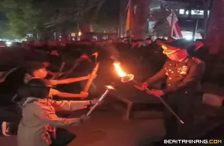 Kapolresta Bukittinggi, Kombes Pol Ruly Indra Wijayanto,menyalakan api obor tanda dimulai pawai obor tabtu menyisir jalan protokol dari star di depan Lapangan Kantin,menuju pedestrian Jam Gadang, Sabtu, (17/08). Foto : Dok Yus
