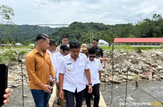 Wakil Gubernur Sumatera Barat (Wagub Sumbar), Vasko Ruseimy meninjau kondisi jembatan sementara di Nagari Koto Rawang, Kecamatan IV Jurai, Pessel didampingi Wakil Wabup Pessel, Kamis (14/8/2025). Foto: Adpim Sumbar