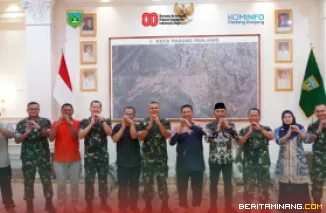 Wali Kota, Hendri Arnis ketika menerima kunjungan silaturahmi Asren Kodam XX/Tuanku Imam Bonjol (TIB), Kol. Arm Irwansyah beserta rombongan di Pendopo Rumah Dinas Wali Kota, Sabtu (23/8/2025). Foto: Kominfo Padang Panjang