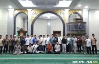 Kegiatan Subuh Mubarak Universitas Negeri Padang bertempat di Masjid Raya Al-Azhar, Air Tawar Padang pada Jumat (15/8) pagi ini. Foto ET.