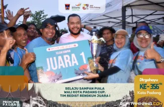 Wali Kota Fadly Amran ketika menyerahkan hadiah kepada pemenang Lomba Selaju Sampan Sarangkuah Piala Wali Kota Padang Cup 2025 yang digelar di Sungai Batang Arau Palinggam, Padang Selatan, Minggu (10/8/2025). Foto: Prokopim Padang