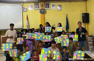 Ketua KKN Tematik Literasi Unand foto bersama anak-anak yang ikuti Fun Literacy And  Education Day di Kajai, Pasaman Barat.Foto: Tim KKN Unand