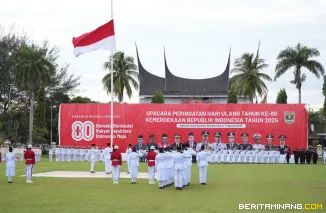 Upacara penurunan bendera dalam rangka peringatan Hari Ulang Tahun (HUT) ke-80 Kemerdekaan Republik Indonesia tingkat provinsi di Halaman Istana Gubernuran, Minggu sore (17/8/2025). Foto:Adpim Sumbar