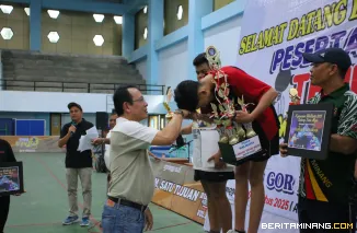 Wali Kota Payakumbuh, Zulmaeta, menyerahkan Tropi Kepada Pemenang  Kejuaraan Tenis Meja Piala Wali Kota di GOR Nan Ampek, Tanjung Pauh, Minggu (10/8/2025).