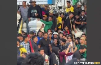 Wakil Gubernur (Wagub), Vasko Ruseimy dalam kerumunan warga di depan Gedung Dewan Perwakilan Rakyat Daerah Sumatera Barat (DPRD Sumbar), Senin (1/9/2025), berlangsung damai. Foto: Adpim Sumbar