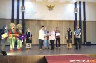 Kegiatan Workshop Tatarias dan Busana yang dilaksanakan pada Selasa (16/9) bertempat di Auditorium Kampus FBS UNP Air Tawar Padang. Foto MR.