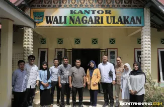 Ketua Tim dari Universitas Negeri Padang (UNP), Risky Ramadhan, M.Si foto bersama di Kantor Wali Nagari Ulakan.Foto: Tim Pengabdian UNP