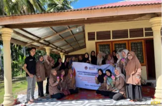 Foto bersama Tim PMKM UNP diketuai Prof. Dr. Rahadian Zainul, S.Pd, M.Si dan mitra di Nagari Sikabu, Kecamatan Lubuk Alung, Kabupaten Padang Pariaman. Foto-Foto: Tim PMKM UNP
