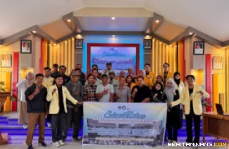 Tim Pengabdian UNP diketuai, Trisna Kumala Sari, S.Si, M.Si, Ph.D foto bersama petani Sungai Pua yang dapat pelatihan pembuatan POC di Kantor Wali Nagari Sungai Pua, Kecamatan Sungai Pua, Kabupaten Agam. Foto: Tim Pengabdian UNP