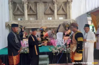 Ketua Peradilan Adat Nagari Tuik IV Koto Mudiak, Jamaas Dt Bagindo Sati ketika melewakan/melantik Prof. Dr. Ermanto, S.Pd., M.Hum jadi Datuak Rajo Melanggang kaum Suku Sikumbang Ketek Tuik Koto Gunung Kp Baru, Sabtu (27/9/2025). Foto-Foto: Rokcalva