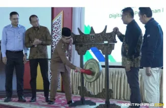 Wawako Bukittinggi Ibnu Asis mbuka secara resmi seminar Nasional Literasi Rupiah dan digitalisasi, di Aula Istana Bung Hatta, Senin, (22/09),-.