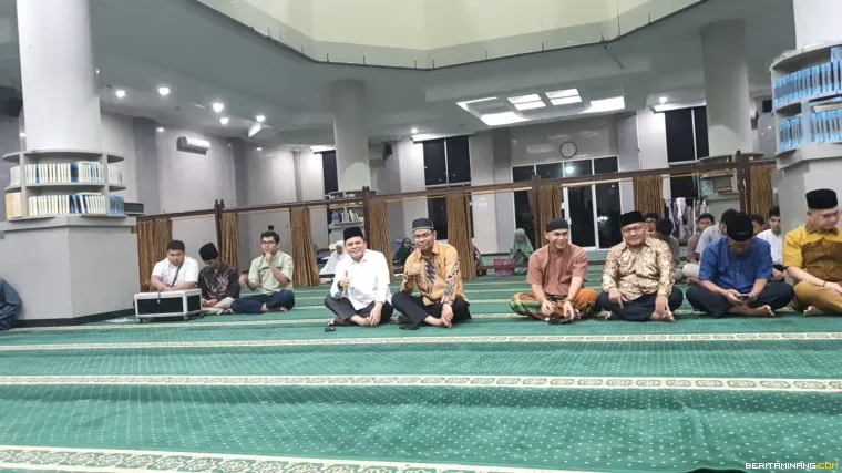 Rektor UNP Krismadinata, Ph.D ketika ikut Subuh Mubarak.