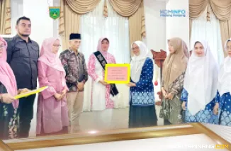 Bunda PAUD Kota Padang Panjang, Ny. Maria Feronika Hendri, serahkan bantuan ke PAUD, Sabtu (20/9/2025) di Pendopo Rumah Dinas Wali Kota. Foto: Kominfo Padang Panjang