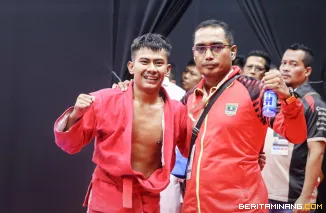Pelatih Sambo Sumbar Hendri Gusman Darma bersama peraih emas pertama Sambo di PON Beladiri, Yusril Mahendra. Foto: dok. Humas KONI Sumbar