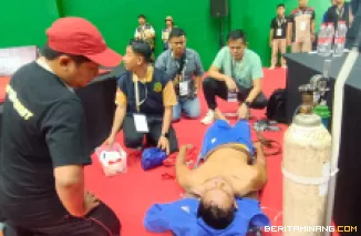 Ketua KONI Sumbar Hamdanus ketika melihat Farid  yang sempat mendapatkan perawatan medis akibat cedera ringan yang dialaminya saat bertanding, Minggu (12/10/2025). Foto: Humas KONI Sumbar