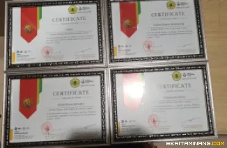 Piagam Pemenang Empat Tim Mahasiswa FBS UNP pada Lomba BKS PTN Barat Bidang BSSB 2025. Foto MR.