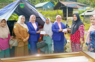 Ketua GOW, Ny. Sri Wahyuni Allex salurkan bantuan bagi korban kebakaran di Kelurahan Koto Katik, Kecamatan Padang Panjang Timur, Selasa (23/9/2025). Foto: Kominfo Padang Panjang