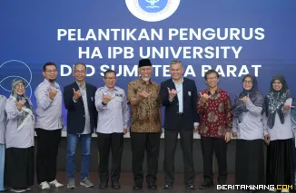 Gubernur Sumatera Barat, Mahyeldi Ansharullah menghadiri pelantikan pengurus Himpunan Alumni Institut Pertanian Bogor (HA IPB) DPD Sumatera Barat di Auditorium Istana Gubernur, Sabtu (25/10/2025). Foto: Adpim Sumbar