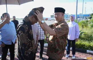 Gubernur Sumatera Barat, Mahyeldi Ansharullah ketika menyambut kedatangan Kajati Sumatera Barat yang baru, Muhibuddin, di ruang VIP Bandara Internasional Minangkabau (BIM), Sabtu (25/10/2025). Foto:Adpim Sumbar