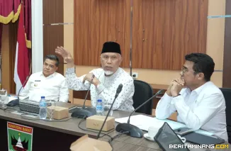 Gubernur Sumatera Barat, Mahyeldi Ansharullah memimpin rapat rencana penataan kawasan dan pembangunan infrastruktur di Padang Lua, Kabupaten Agam, Jumat (24/10/2025) di ruang rapat Istana Gubernur. Foto-Foto: Adpim Sumbar