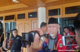 Gubernur Sumatera Barat (Sumbar) Mahyeldi ketika diwawancarai media di di Aula Kantor Gubernur Sumbar, Kamis (9/10/2025).  Foto: Rokcalva/Beritaminang