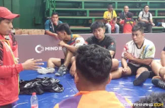 Ketua KONI Sumbar Hamdanus didampingi Konselor dan Motivator Prof. Sin memotivisi tim di sela-sela latihan, di GOR Djarum, Kudus, Minggu (12/10/2025).  Foto Humas KONI Sumbar